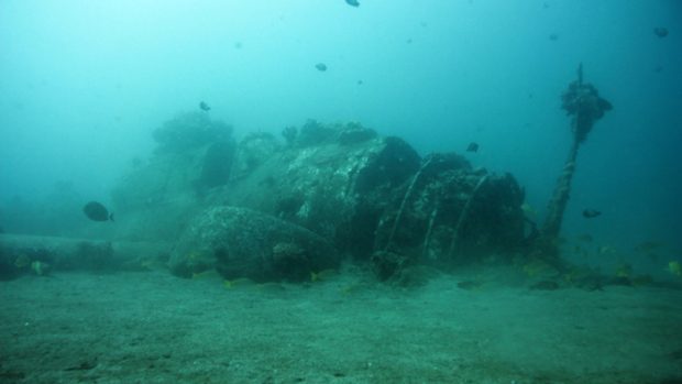 Vrak střemhlavého bombardéru SB2C Helldiver na mořském dně výcvikového prostoru u Maui.