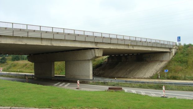 Chodcům a cyklistům má k překonání dálnice podle ŘSD stačit most na silnici I/19 z Tábora na Pelhřimov