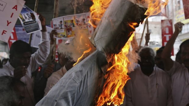 Dillí. Protesty aktivistů a stoupenců Anny Hazare za protikorupční zákon.