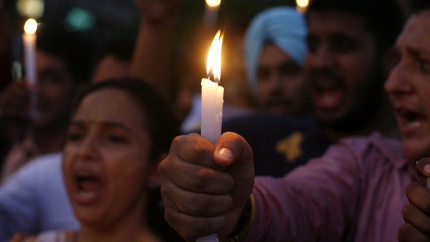 V indických ulicích demonstrují statisíce lidí na podporu Anna Hazareho.
