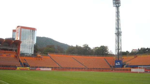 Stadion v Piatra Neamt má sice nový plášť, ale pro fotbal bohužel také atletickou dráhu