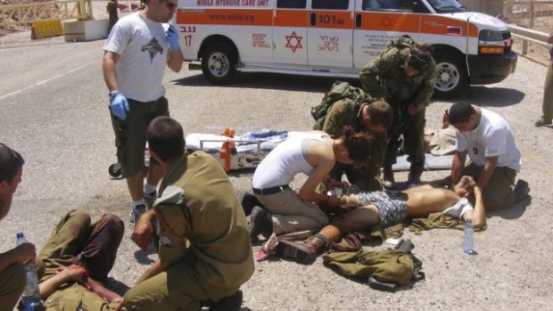 Ošetřování zraněných izraelských vojáků