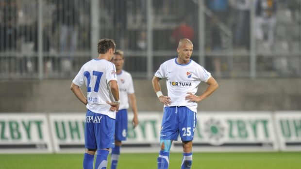 Václav Svěrkoš (vpravo) se spoluhráči po třetím inkasovaném gólu