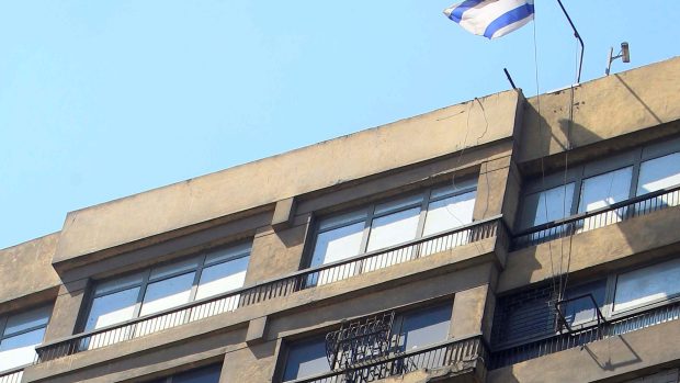 Izraelskou vlajku na budově velvyslanectví v Káhiře demonstranti nahradili egyptskou