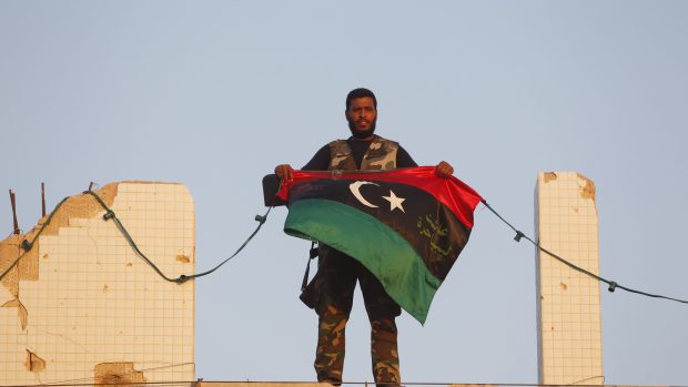 Libyjský rebel oslavuje dobytí celého Tripolisu.