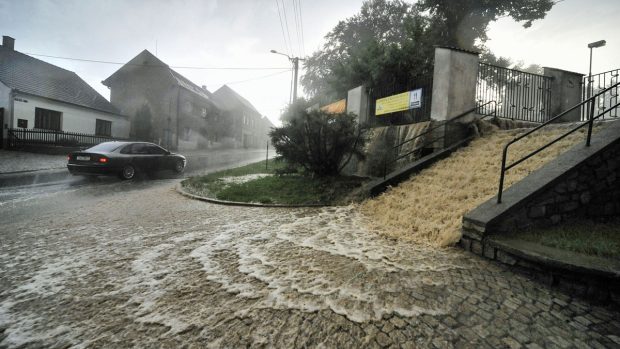 Bouře s kroupami a přívaly bahnité vody zatopily v Třešti na Jihlavsku sklepy a ulice