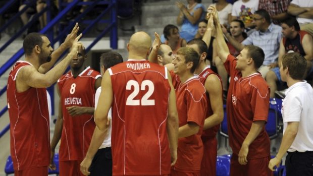 Basketbalisté Šývcarska se radují z výhry nad Českem