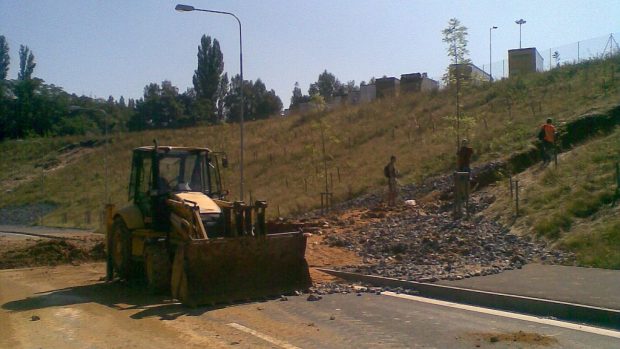 Naplavená zemina na silniční spojce mezi Vejprnickou ulicí a kruhovým objezdem na Domažlické v Plzni