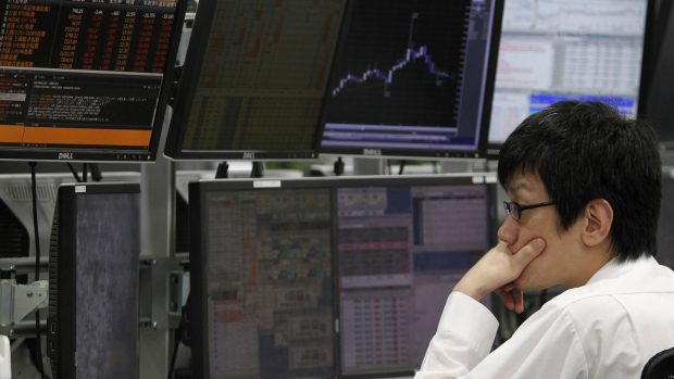 Japonský yen. Zaměstnanec burzy v Tokiu.