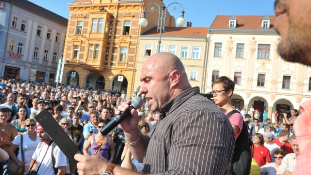 Josef Mašín řeční k zaplněnému rumburskému náměstí.