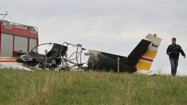 V troskách sportovního letadla na Karlovarsku zahynuli dva lidé