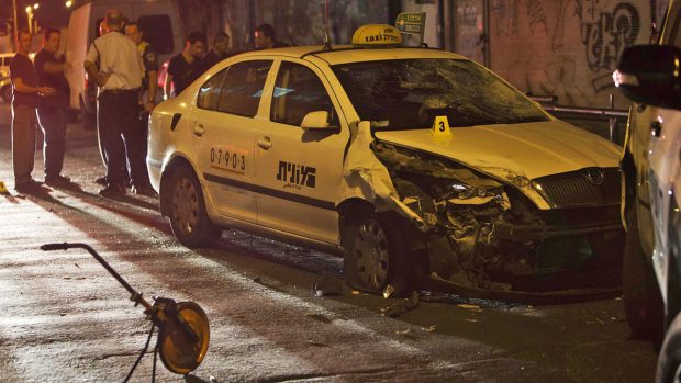Palestinec chtrěl najet do nočního klubu ukradeným vozem taxi