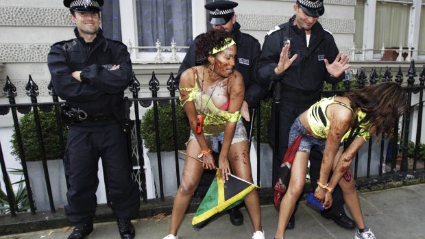 Londýnský karneval provázejí letos nebývale přísná bezpečnostní opatření.