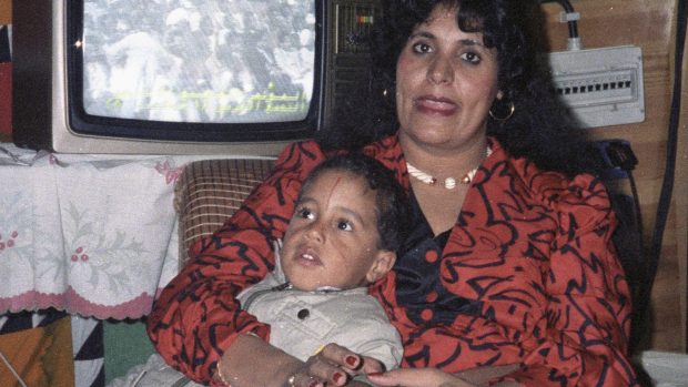Kaddáfího manželka Safia s jedním ze svých dětí na archivním snímku
