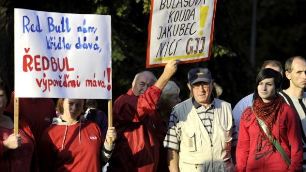 Na demonstraci  proti ředitelce litoměřického gymnázia  Evě Bulasové se sešlo  několik stovek lidí