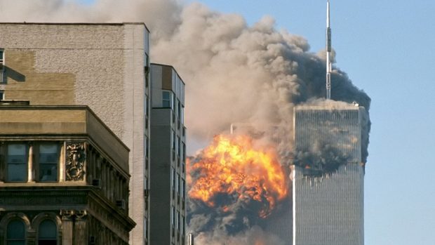 New York, 11. září 2001, letadlo naráží do jižní věže Světového obchodního centra