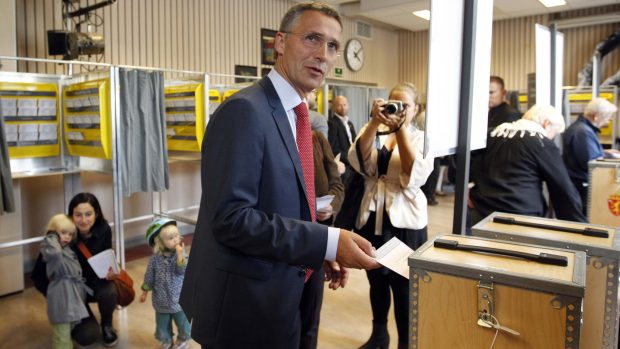 Norský premiér Jens Stoltenberg vhazuje svůj hlas do volební urny