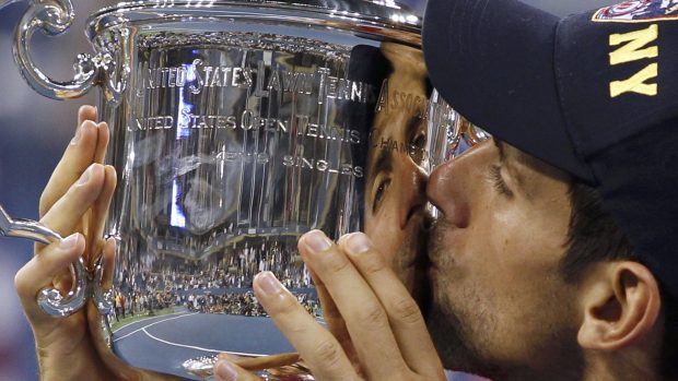 Novak Djoković líbá trofej pro vítěze US Open