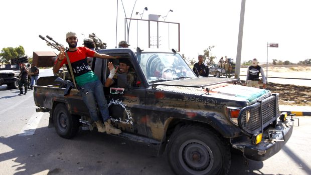 Libyjští povstalci nedaleko města Syrt