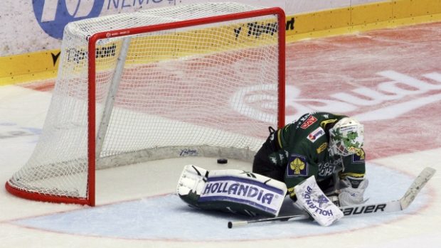 Dohrávka 3. kola hokejové extraligy HC Energie Karlovy Vary - HC ČSOB Pojišťovna Pardubice, 21. září v Karlových Varech. Jeden z gólů za zády karlovarského brankáře Lukáše Mensatora