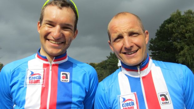Cyklisté Jan Bárta (vlevo) a Petr Benčík