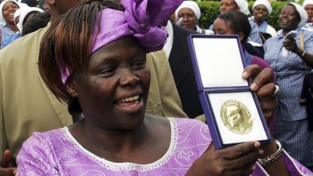 Wangari Maathaiová ukazuje lidem v Nairobi Nobelovu cenu míru