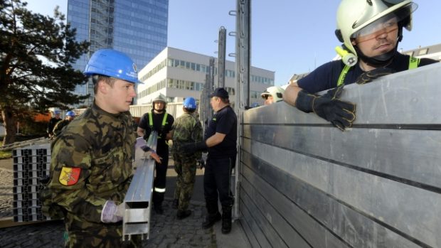 Vojáci a hasiči staví v Holešovicích protipovodňovou stěnu