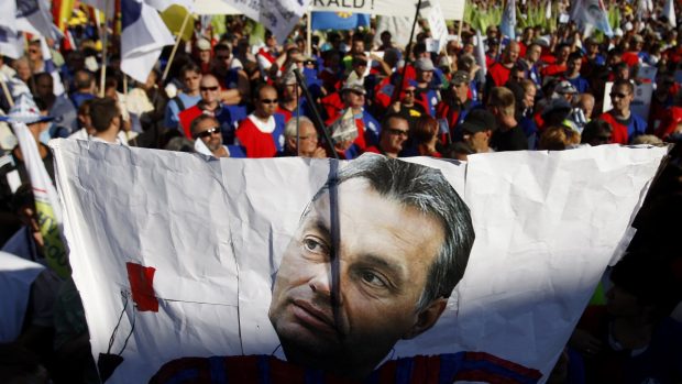 Premiér Viktor Orbán na transparentu během protivládní demonstrace v Budapešti