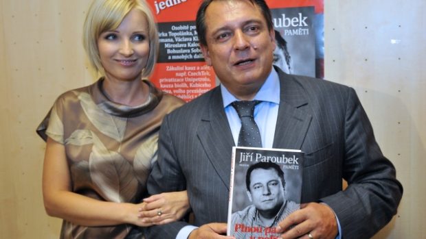 Jiří Paroubek v doprovodu manželky Petry představil svoji novou knihu Plnou parou v politice