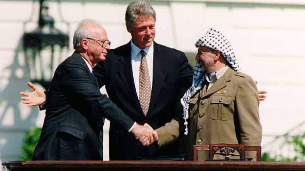 Bill Clinton, Jicchak Rabin a Jásir Arafat v Bílém domě, 1993