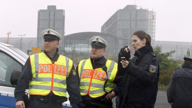 Policisté stojí před hlavním vlakovým nádražím v Berlíně po nalezení lahviček se zápalnou tekutinou