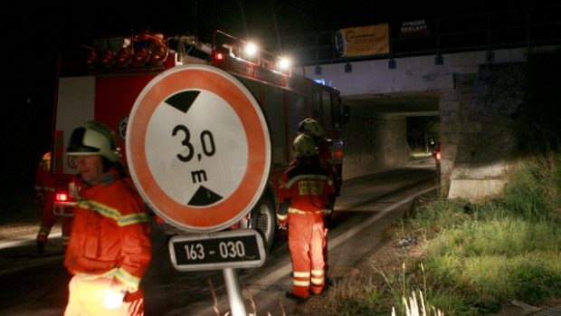 Autobus rakouské cestovní kanceláře si u Dolního Dvořiště utrhl střechu o viadukt