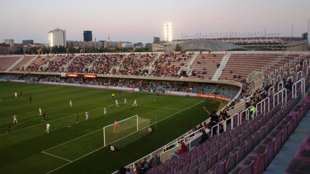 MiniEstadi a na něm zápas Barcelony B. V pozadí Nou Camp