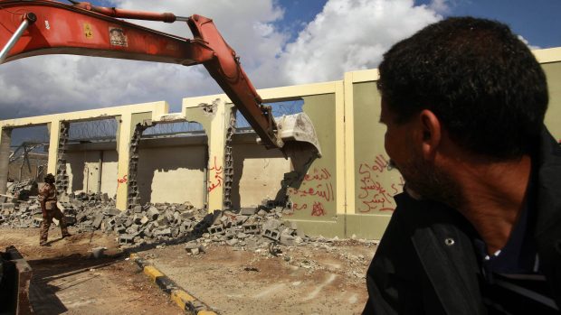 Libye. Buldozer strhává zdi Kaddáfího komplexu v Tripolisu