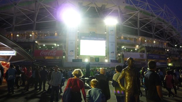 Před stadionem FC Sydney stojí sochy hvězd rugby a kriketu. Podobnou chtějí fanoušci postavit Lavičkovi