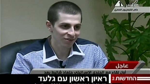 Gilad Šalit během výměny vězňů v Egyptě