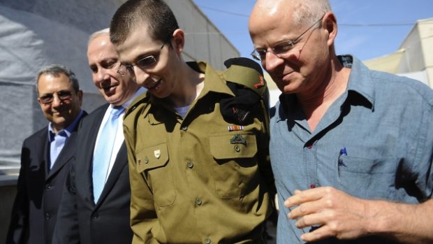 Gilad Šalit se svým otcem (vpravo) a premiérem Netanjahuem na základně Tel Nof