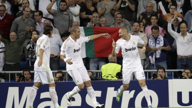 Útočník Realu Madrid Karim Benzema (vpravo) se raduje se spoluhráči ze své branky do sítě Lyonu