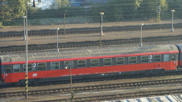 Třicet let staré, červeno šedé rakouské vagóny s logem Českých drah