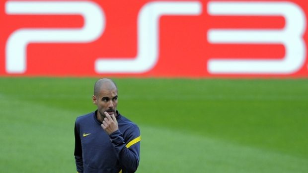 Trenér Barcelony Guardiola vypadal na tréninku &#039;ustaraně&#039;. Možná i proto, že Plzeň téměř nezná