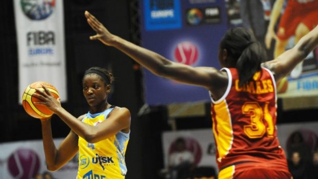 Basketbalistky DeLisha Miltonová-Jonesová z USK Praha a Tina Charlesová z Galatasaraye Istanbul v utkání Euroligy