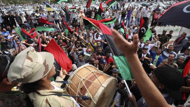Libyjci slaví na náměstí v Tripolisu smrt Muammara Kaddáfího