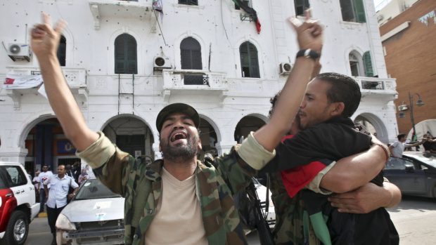 Libyjci oslavují v Tripolisu smrt Muammara Kaddáfího
