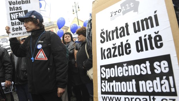 Několik set lidí se v Praze sešlo na demonstraci proti vládním reformám