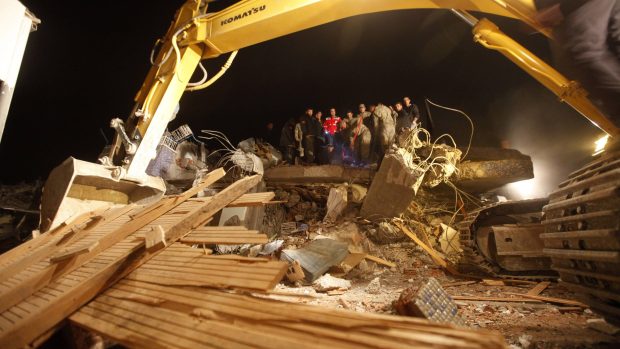 Záchranáři prohledávají trosky domů zřícených po zemětřesení na východě Turecka