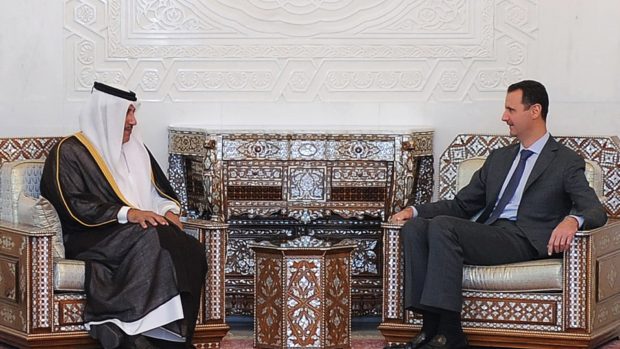 Syrský prezident Bašár Asad (vpravo) a předseda katarské vlády Hamad bin Džasím bin Džabr Sání, který vedl delegaci LAS v Damašku