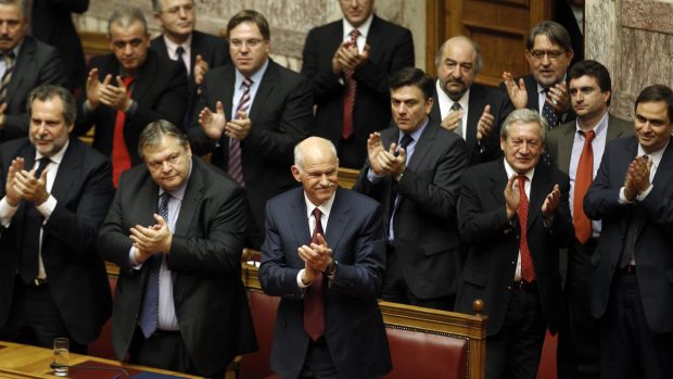 Premiér Papandreu a členové jeho vlády tleskají poté, co jim byla vyslovena důvěra