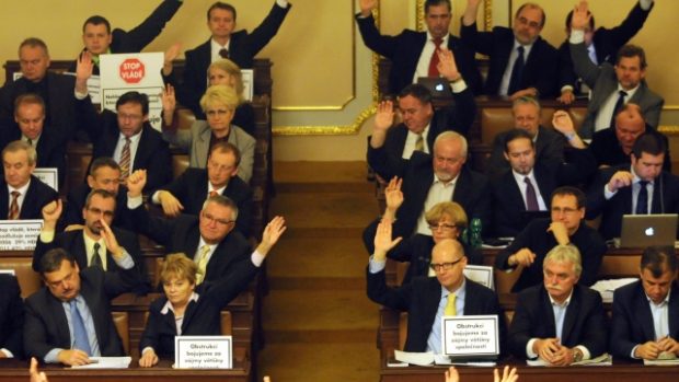 Opoziční poslanci hlasovali proti vládním reformním návrhům