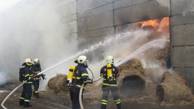 S likvidací požáru slámy ve Hvozdné hasiči začali už v neděli