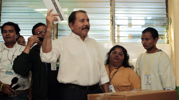 Nikaragujský prezident Daniel Ortega hlasuje při prezidentských volbách